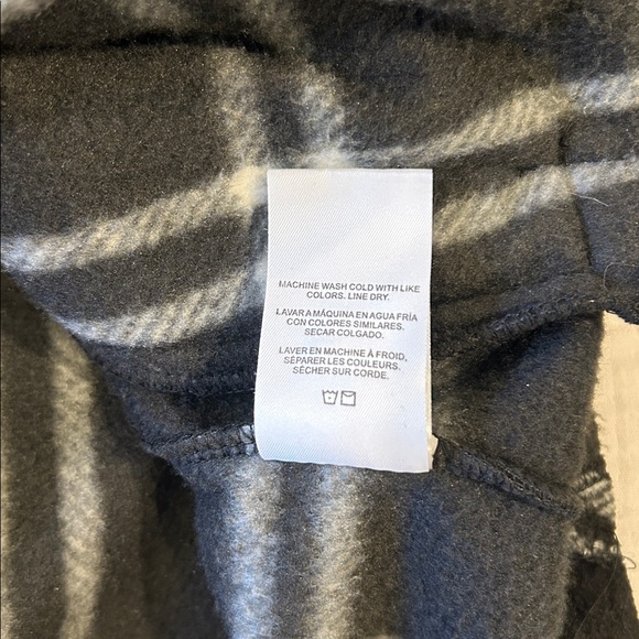 Thread & Supply Polar Bear Fleece Shacket
Black White Doublepane Window Sz Large - Picture 8 of 8